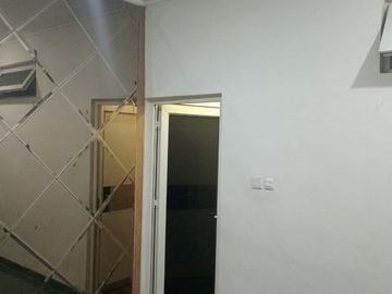 DIJUAL CEPAT Rumah Cantik 2 1/2 Lantai di Park Residence Taman Surya Sudah di Renovasi di Taman Surya, Cengkareng, Jakarta Barat