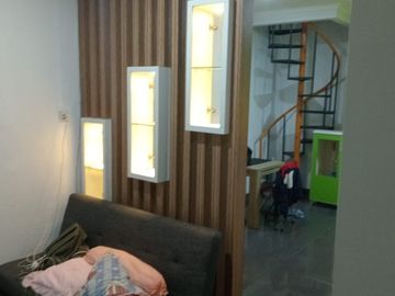 DIJUAL CEPAT Rumah Cantik 2 1/2 Lantai di Park Residence Taman Surya Sudah di Renovasi di Taman Surya, Cengkareng, Jakarta Barat