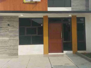 RUMAH BARU SIAP HUNI DEKAT TOL CIMANGGIS LOKASI STRATEGIS AKSES 2 MOBIL