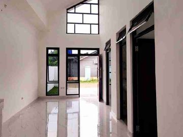RUMAH BARU SIAP HUNI DEKAT TOL CIMANGGIS LOKASI STRATEGIS AKSES 2 MOBIL