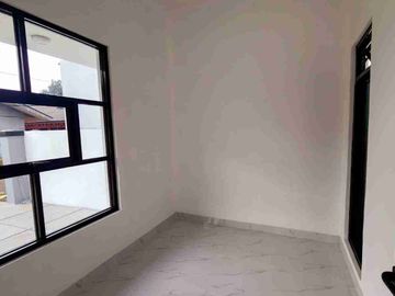 RUMAH BARU SIAP HUNI DEKAT TOL CIMANGGIS LOKASI STRATEGIS AKSES 2 MOBIL