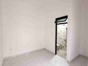RUMAH BARU SIAP HUNI DEKAT TOL CIMANGGIS LOKASI STRATEGIS AKSES 2 MOBIL