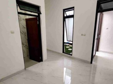 RUMAH BARU SIAP HUNI DEKAT TOL CIMANGGIS LOKASI STRATEGIS AKSES 2 MOBIL