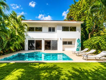 Residencia de lujo remodelada con Jacuzzi privado, alberca privada y Jardín, En venta