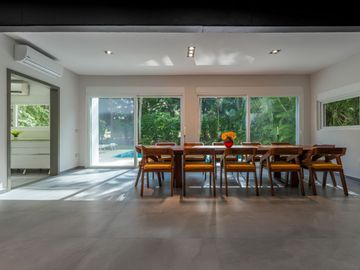 Residencia de lujo remodelada con Jacuzzi privado, alberca privada y Jardín, En venta