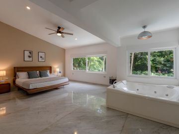 Residencia de lujo remodelada con Jacuzzi privado, alberca privada y Jardín, En venta