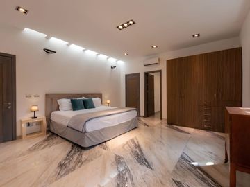 Residencia de lujo remodelada con Jacuzzi privado, alberca privada y Jardín, En venta