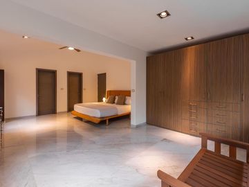 Residencia de lujo remodelada con Jacuzzi privado, alberca privada y Jardín, En venta
