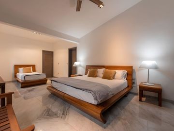 Residencia de lujo remodelada con Jacuzzi privado, alberca privada y Jardín, En venta