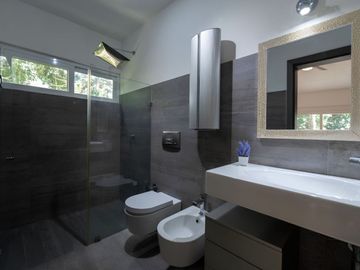 Residencia de lujo remodelada con Jacuzzi privado, alberca privada y Jardín, En venta