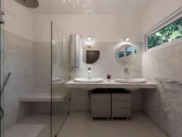 Residencia de lujo remodelada con Jacuzzi privado, alberca privada y Jardín, En venta