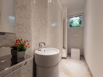 Residencia de lujo remodelada con Jacuzzi privado, alberca privada y Jardín, En venta
