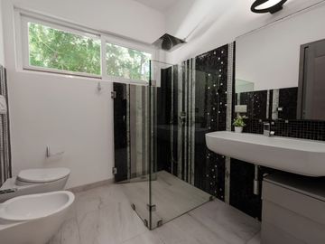 Residencia de lujo remodelada con Jacuzzi privado, alberca privada y Jardín, En venta