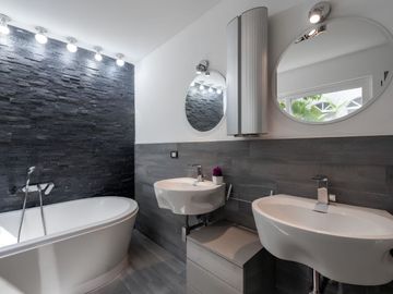 Residencia de lujo remodelada con Jacuzzi privado, alberca privada y Jardín, En venta