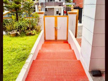 Fully Furnished 4 Bedroom House with Large Garden in Batasan Hills -AJCQ