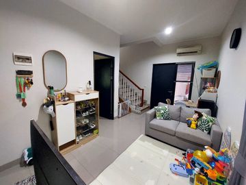 DIJUAL RUMAH CANTIK 2 LANTAI SIAP HUNI LINGKUNGAN NYAMAN DI SERPONG LAGOON (EN677)