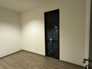 Rumah Brand New 3 Lantai + Attic Room di Wisteria Metland Menteng - Harga Nego