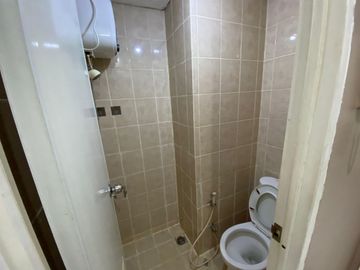 Disewakan Perbulan Studio Furnished Siap Huni Apartemen Green Lake Sunter