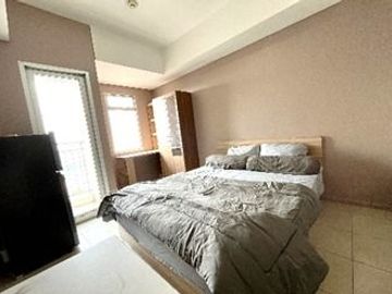 Disewakan Perbulan Studio Furnished Lt tinggi Siap Huni Apartemen Green Lake Sunter