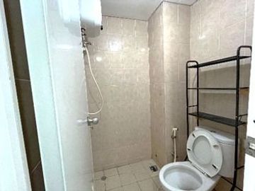Disewakan Perbulan Studio Furnished Lt tinggi Siap Huni Apartemen Green Lake Sunter