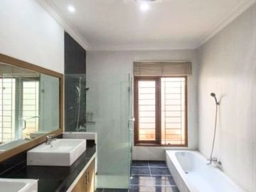 Disewakan Rumah Luas 6Kt di Area Kuningan Jakarta Selatan | Stdn0123