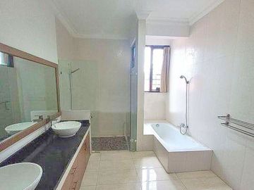 Disewakan Rumah Luas 6Kt di Area Kuningan Jakarta Selatan | Stdn0123