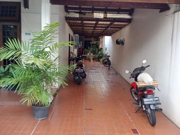 Rumah Dua Lantai Luas Tanah 688 Meter Siap Huni Di Kemang Raya, Jakarta Selatan
