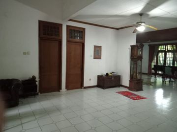 Rumah Dua Lantai Luas Tanah 688 Meter Siap Huni Di Kemang Raya, Jakarta Selatan