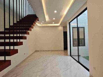 Rumah baru dalam townhouse dekat kebagusan