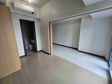 Uptown BGC 1 Bedroom with Balcony 41.50 Rent to Own Condo 10% DP Move In