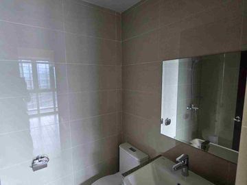 Uptown BGC 1 Bedroom with Balcony 41.50 Rent to Own Condo 10% DP Move In