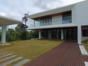 The Pinnacle of Luxury Living: Rumah Mewah Super Luas di Panbil Residence Batam
