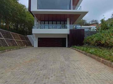 The Pinnacle of Luxury Living: Rumah Mewah Super Luas di Panbil Residence Batam
