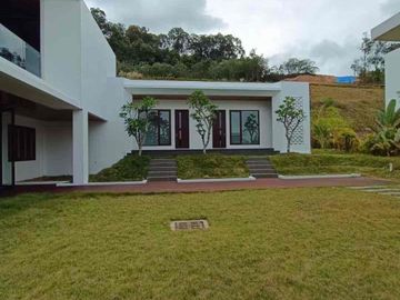The Pinnacle of Luxury Living: Rumah Mewah Super Luas di Panbil Residence Batam