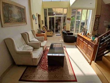 DIJUAL – Rumah 2 Lantai 5 KT Semi Furnished Dekat Living World 🏠🎒✨