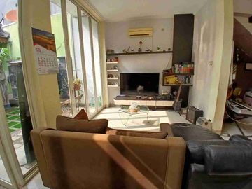 DIJUAL – Rumah 2 Lantai 5 KT Semi Furnished Dekat Living World 🏠🎒✨