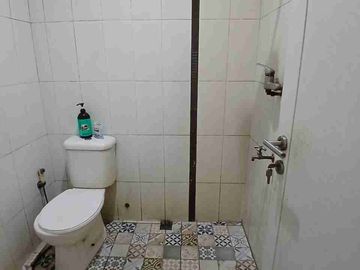DIJUAL – Rumah 2 Lantai 5 KT Semi Furnished Dekat Living World 🏠🎒✨
