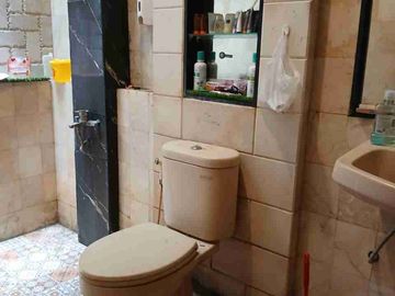 DIJUAL – Rumah 2 Lantai 5 KT Semi Furnished Dekat Living World 🏠🎒✨