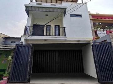 Rumah 3 Lantai + Rooftop di Pasar Rebo - Hunian & Investasi dalam 1 Property