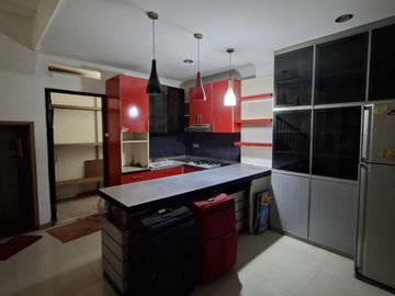 Rumah 3 Lantai + Rooftop di Pasar Rebo - Hunian & Investasi dalam 1 Property