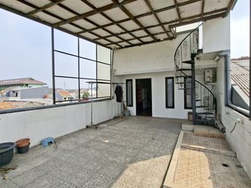 Rumah 3 Lantai + Rooftop di Pasar Rebo - Hunian & Investasi dalam 1 Property