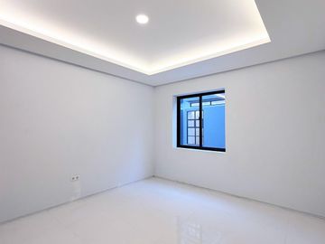Murah!! Dijual Rumah 4 Lantai Semi Furnished Dekat Meruya Jakarta Barat