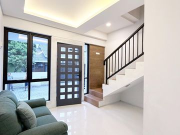 Murah!! Dijual Rumah 4 Lantai Semi Furnished Dekat Meruya Jakarta Barat