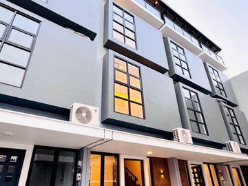 Murah!! Dijual Rumah 4 Lantai Semi Furnished Dekat Meruya Jakarta Barat