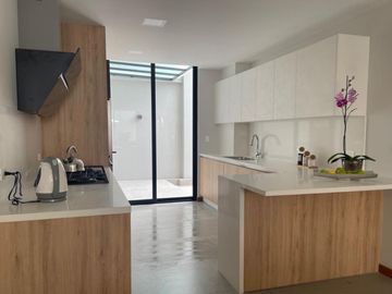 DUPLEX TRES HABITACIONES CENTRO HISTÓRICO CUENCA