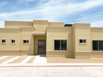 Casa en Venta en El Centenario con Casa Club Independiente y Casa con Espectacular Rooftop con Pérgola
