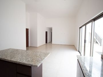 Casa en Venta en El Centenario con Casa Club Independiente y Casa con Espectacular Rooftop con Pérgola