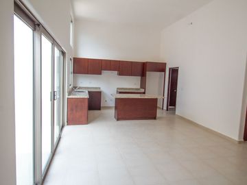 Casa en Venta en El Centenario con Casa Club Independiente y Casa con Espectacular Rooftop con Pérgola