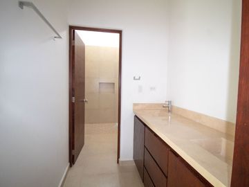 Casa en Venta en El Centenario con Casa Club Independiente y Casa con Espectacular Rooftop con Pérgola