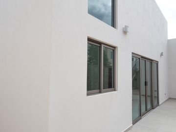Casa en Venta en El Centenario con Casa Club Independiente y Casa con Espectacular Rooftop con Pérgola